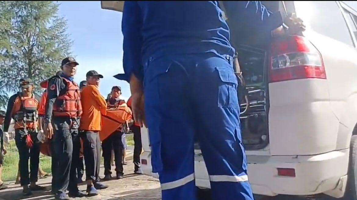 Tim gabungan mengevakuasi korban hanyut di Pariaman (Foto: Basarnas Padang)