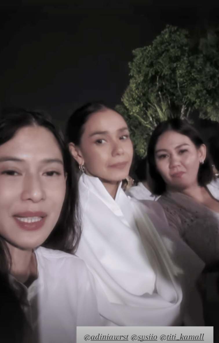 momen Dian Sastro ikut rayakan Waisak di Candi Borobudur