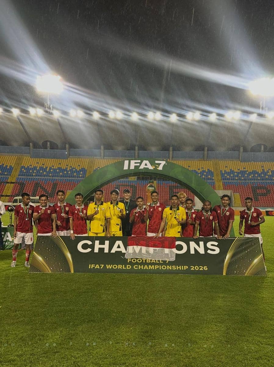 Tim sepak bola Indonesia berpose di stadion dengan medali dan spanduk IFA7 World Championship 2026 setelah menjadi runner up.