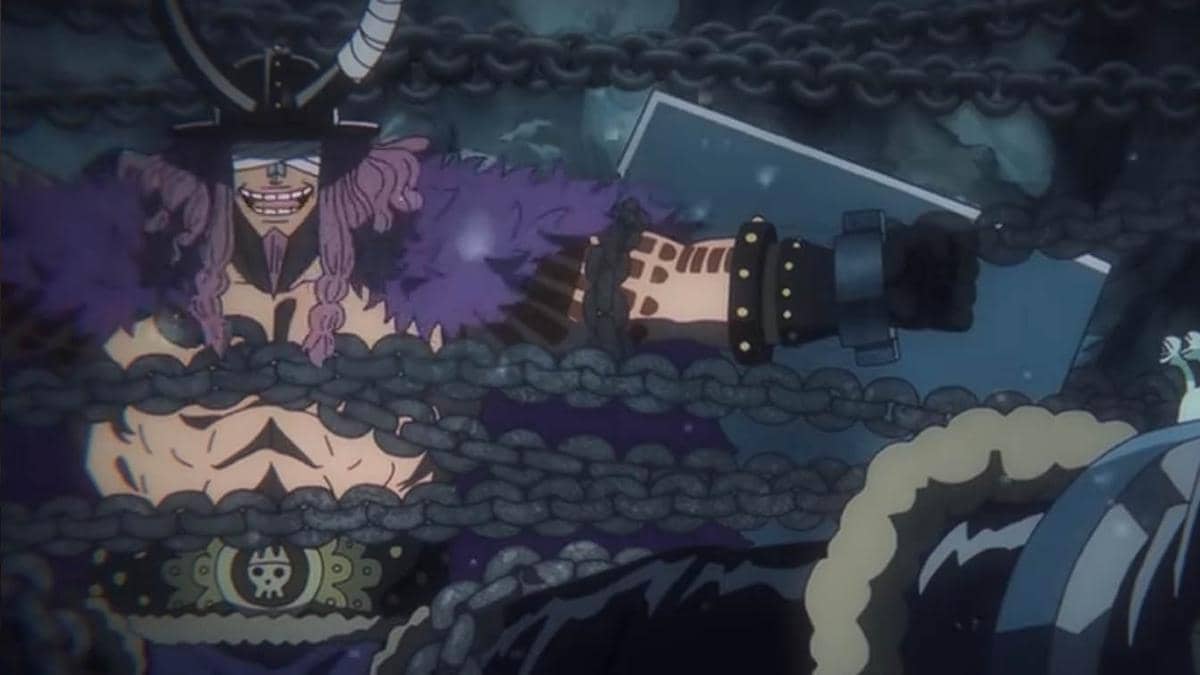 Karakter anime bertubuh besar dengan rambut ungu dan tanduk mengenakan rantai tebal di sekujur tubuhnya dalam suasana gelap.