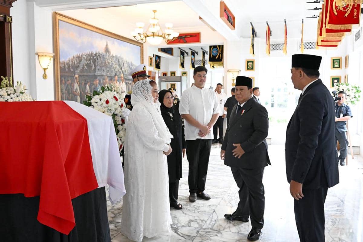 Presiden Prabowo Subianto berbincang dengan keluarga Jenderal TNI (Purn) Ryamizard Ryacudu (dok. Sekretariat Presiden)