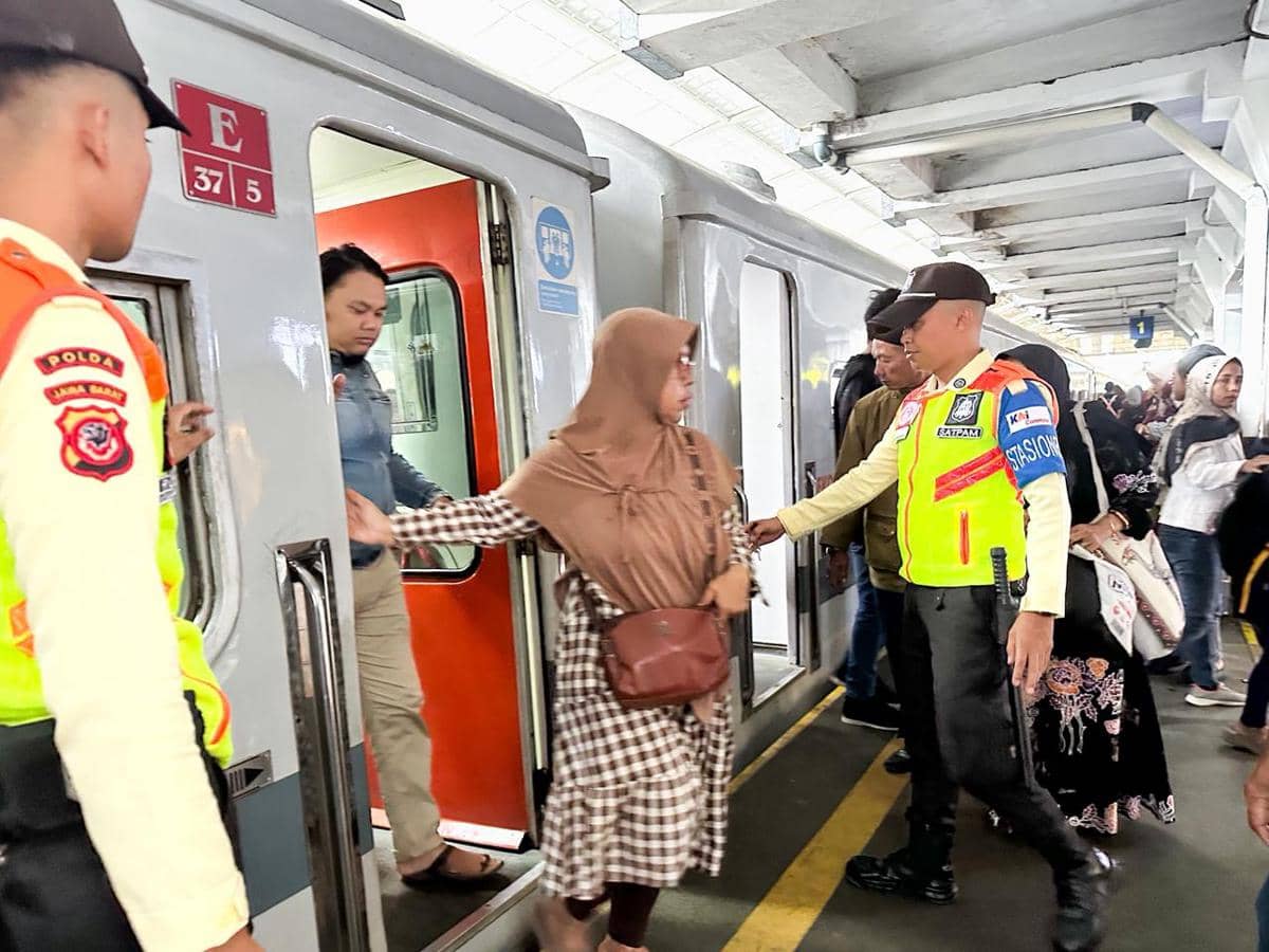 Minat Warga Pakai KRL Bandung Raya untuk Bepergian Naik pada Liburan