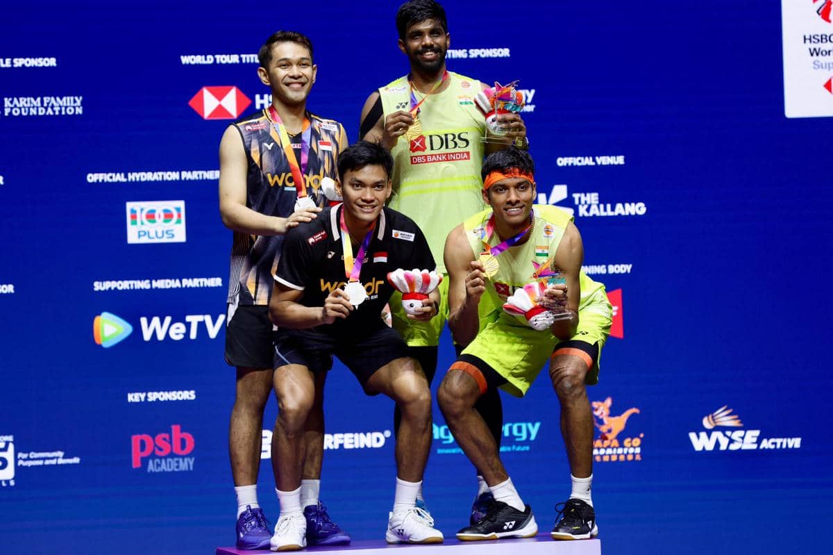 Ganda putra Indonesia, Fajar Alfian/Muhammad Shohibul Fikri dan pasangan India, Satwiksairaj Rankireddy/Chirag Shetty di podium ganda putra 