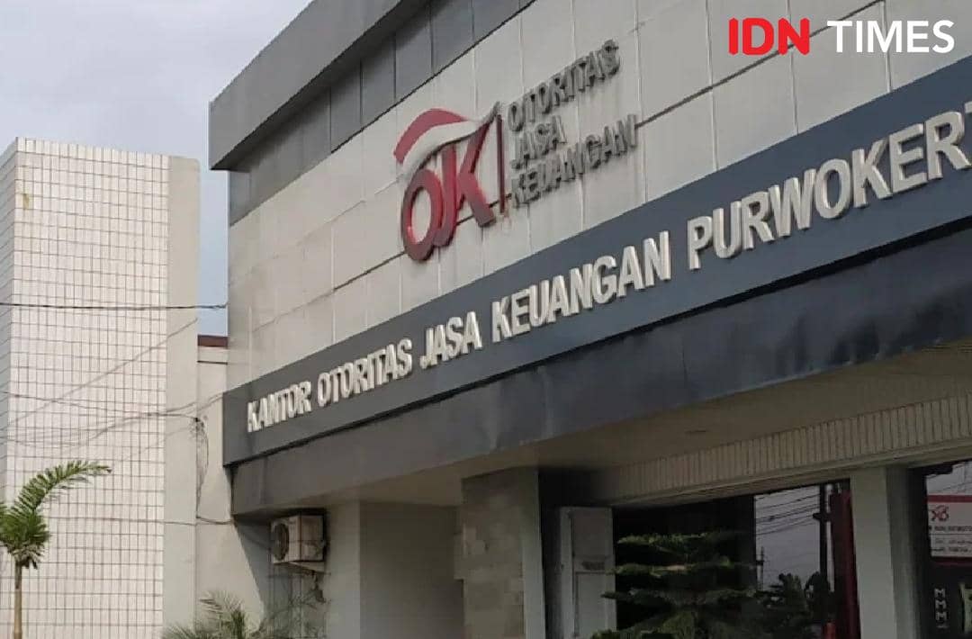 Tampak depan gedung Kantor Otoritas Jasa Keuangan Purwokerto dengan logo OJK berwarna merah di bagian atas bangunan.