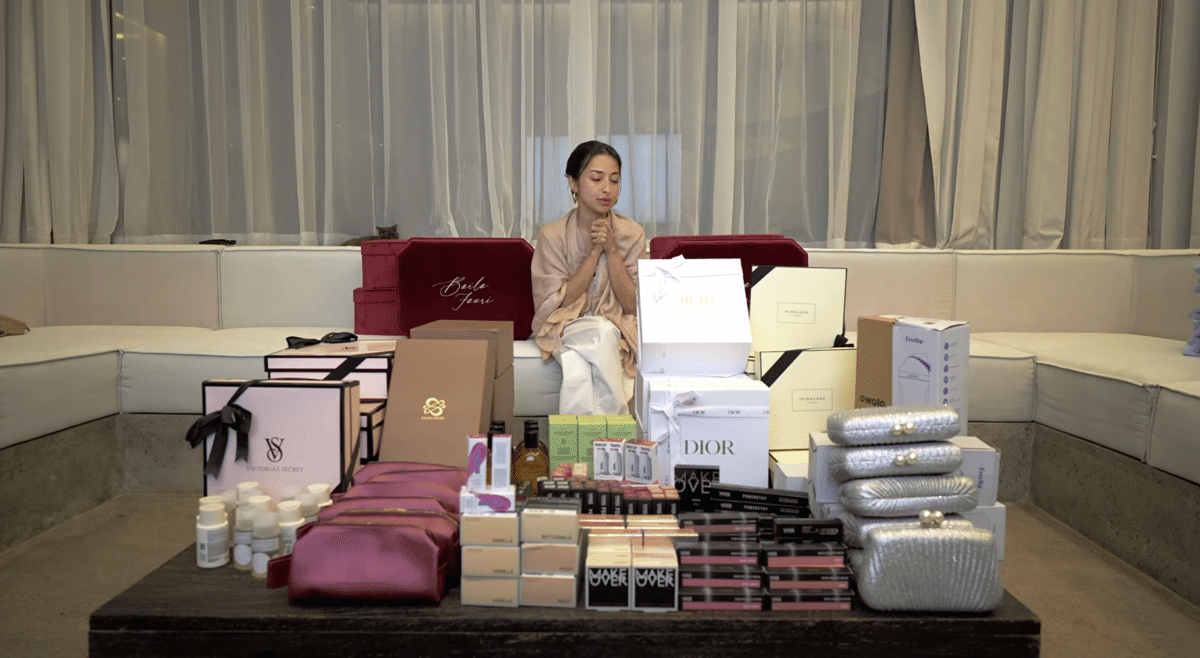 Detail Souvenir Bridesmaid Jennifer Coppen, Victoria's Secret sampai Dior