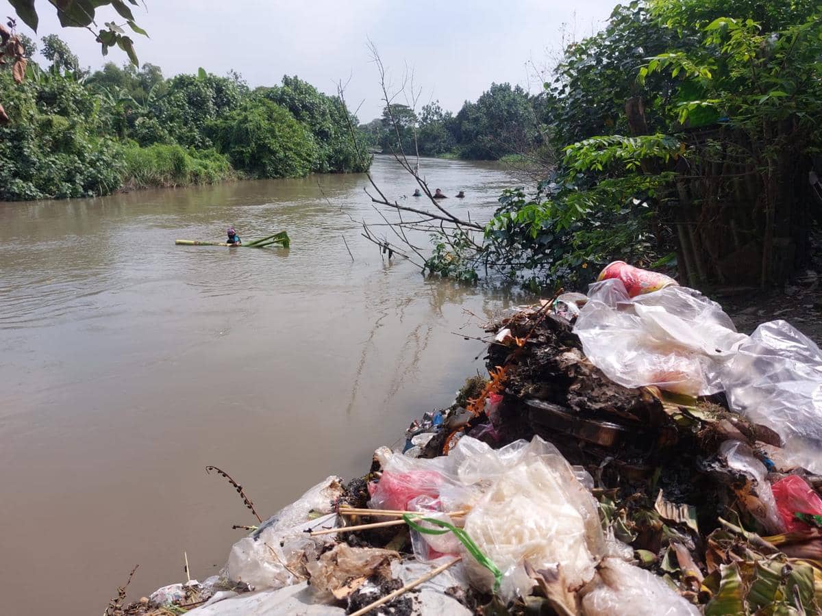 Kali Surabaya Dikepung 247 Bangunan Liar, 215 Pohon Terlilit Plastik
