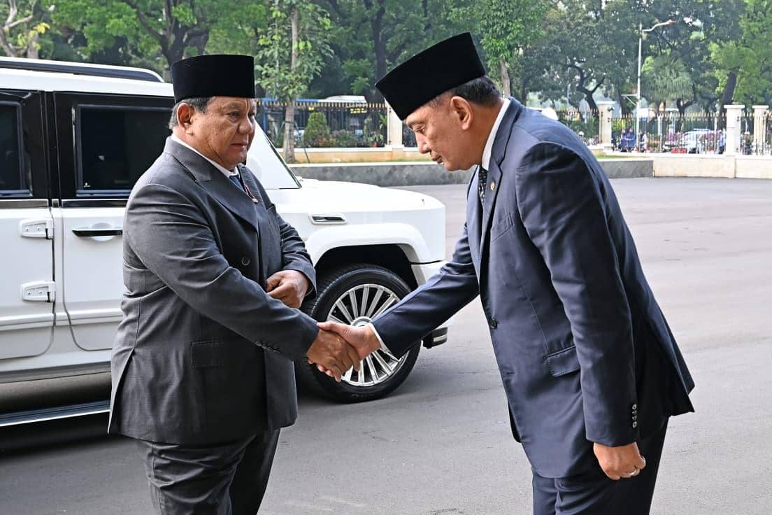 Menteri Pertahanan, Sjafrie Sjamsoeddin menyambut kedatangan Presiden Prabowo Subianto di Kementerian Pertahanan (dok. Sekretariat Presiden)