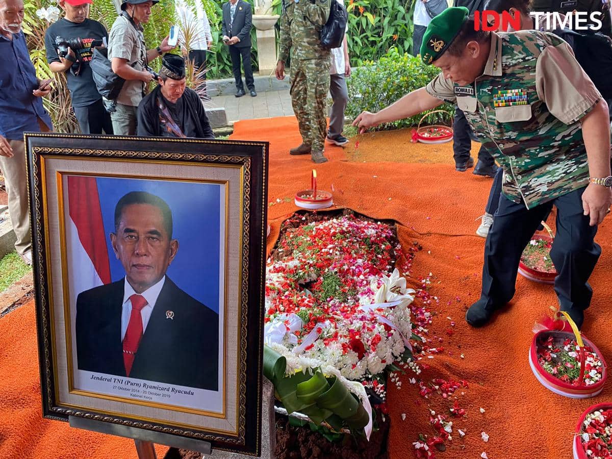 Upacara Pemakaman Selesai, Pelayat Tabur Bunga di Pusara Ryamizard