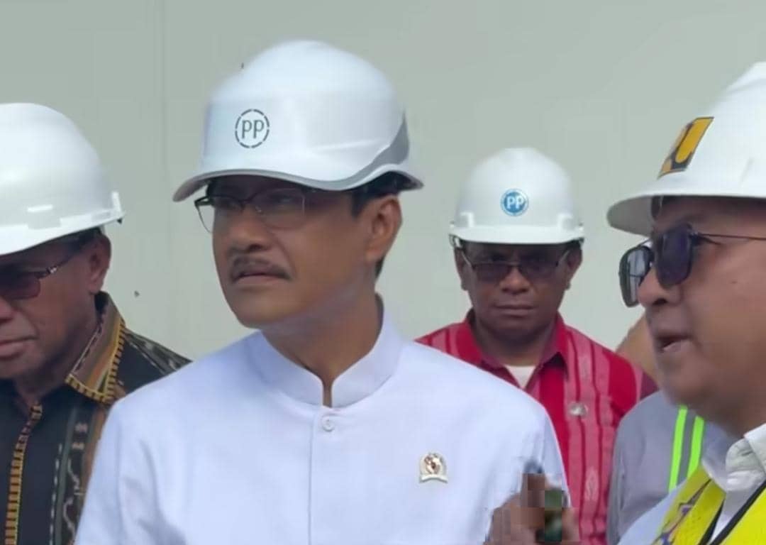 Beberapa pejabat mengenakan helm proyek putih sedang meninjau pembangunan gedung Sekolah Rakyat di Nusa Tenggara Timur.
