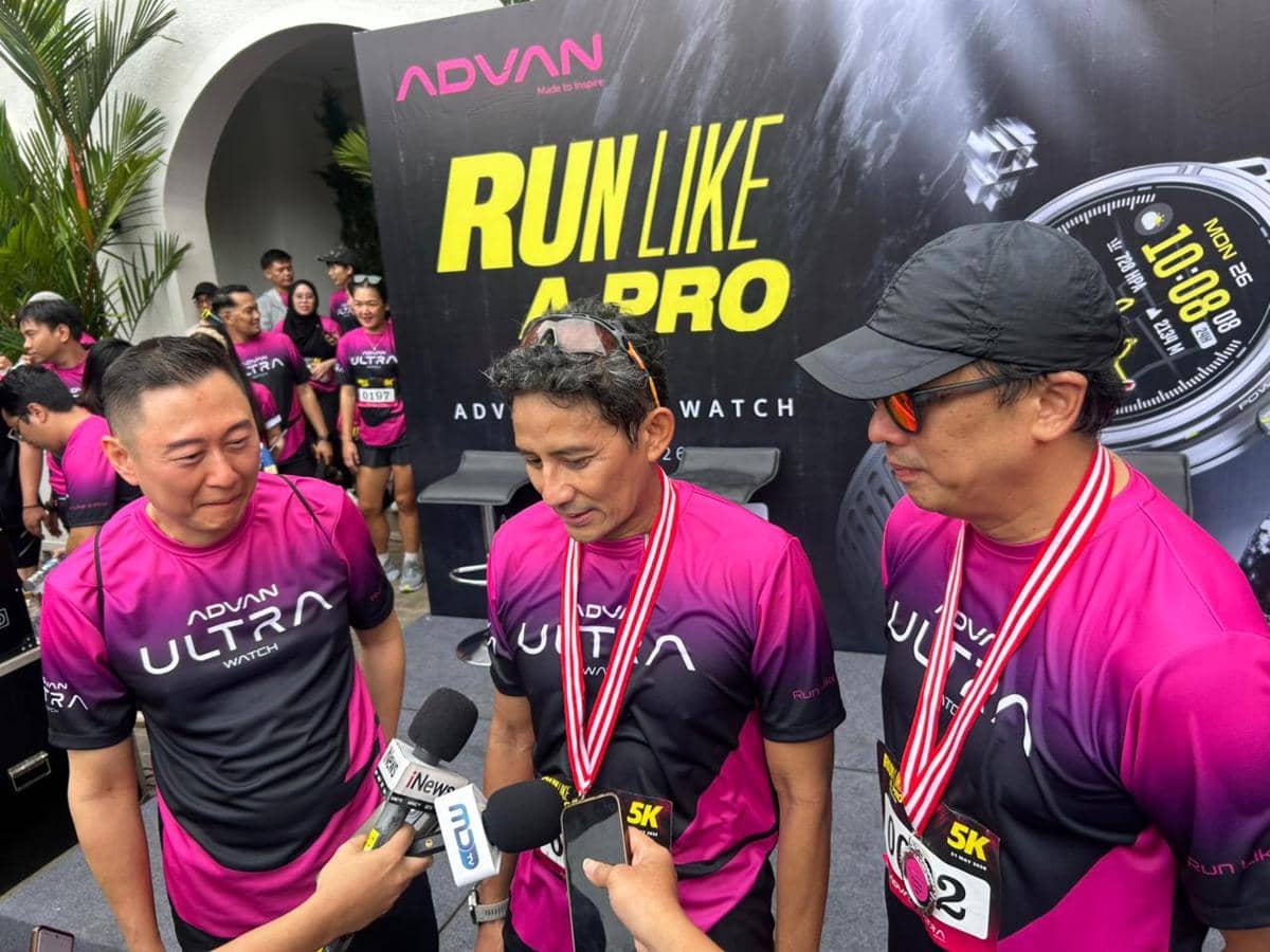 Tiga peserta mengenakan kaus ungu hitam Advan Ultra Watch diwawancarai media di acara lari Run Like a Pro yang diselenggarakan Advan.