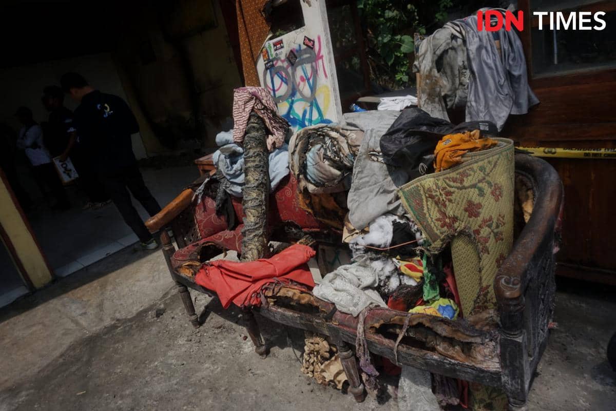 Tumpukan barang rumah tangga hangus terbakar di atas kursi kayu di rumah warga Seyegan, Sleman, setelah fenomena api misterius.