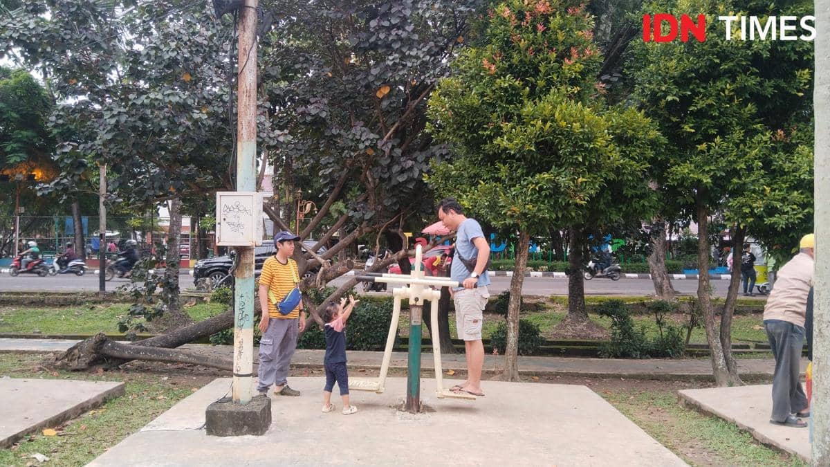 Suasana di salah satu taman kota Palembang sekitar Jalan POM IX (IDN Times/Feny Maulia Agustin)