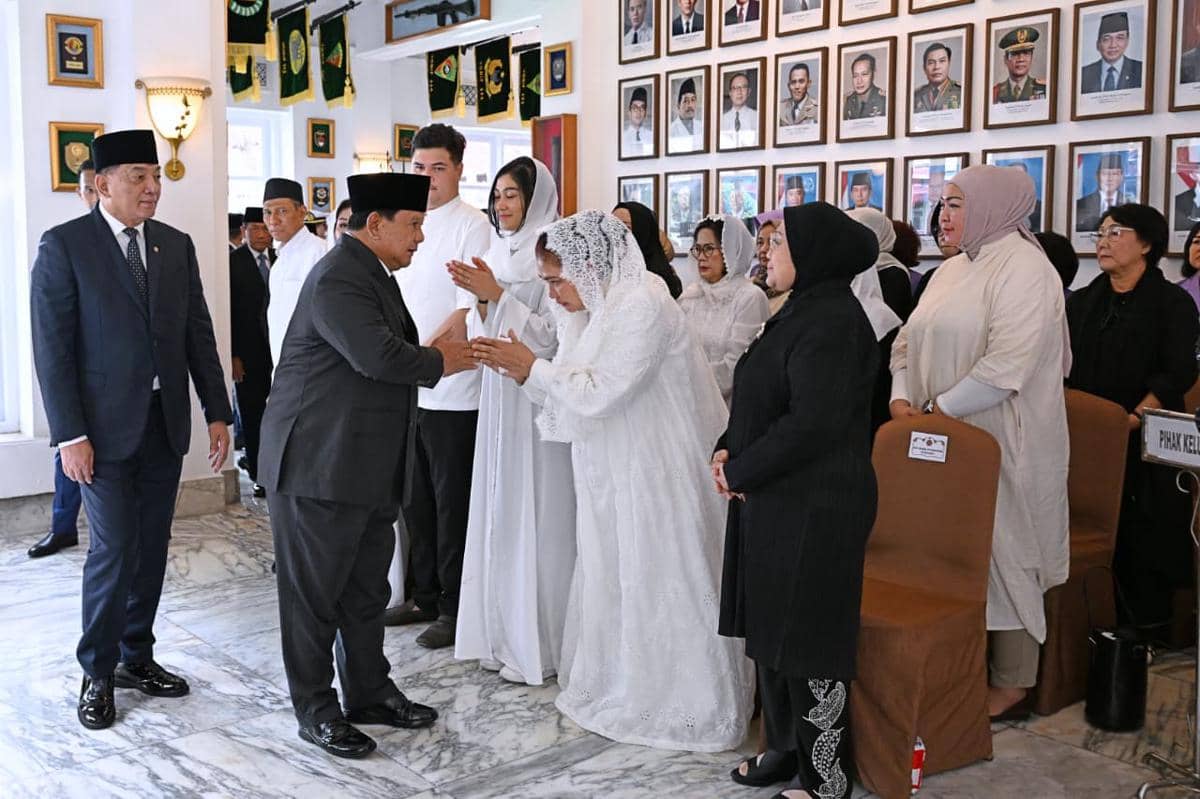 Presiden Prabowo Subianto bersalaman dengan keluarga Jenderal TNI (Purn) Ryamizard Ryacudu (dok. Sekretariat Presiden)