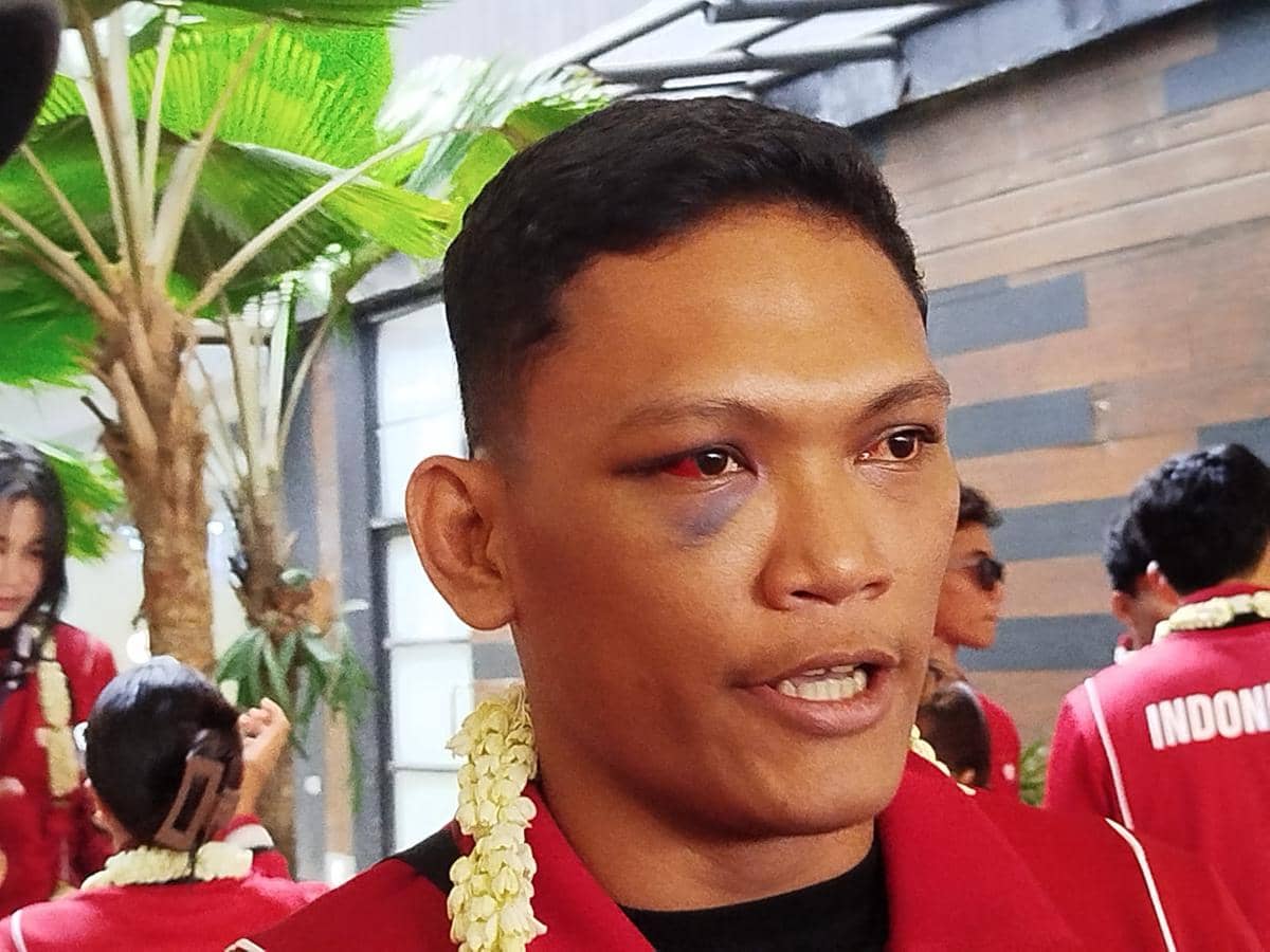 Atlet Indonesia mengenakan jaket merah dengan wajah lebam dan mata merah setelah bertanding di Kejuaraan Asia MMA 2026.