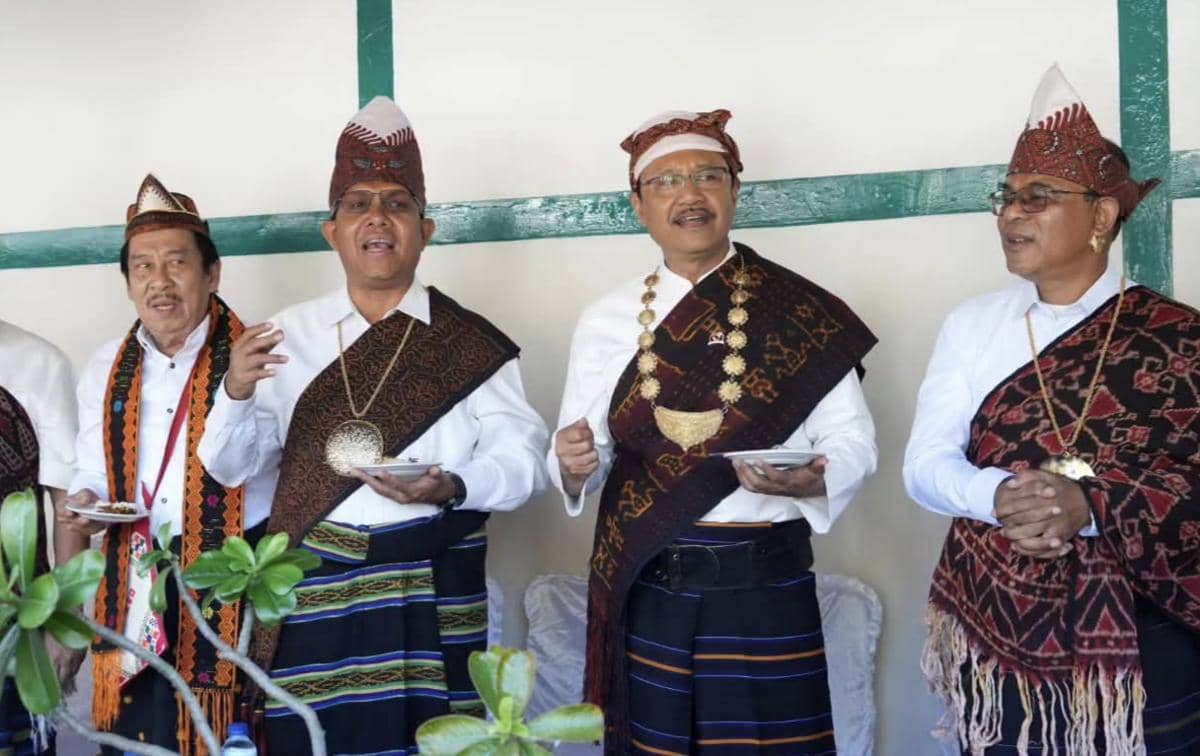 Mensos Nyanyi Santai di Rumah Pengasingan Soekarno di Ende NTT