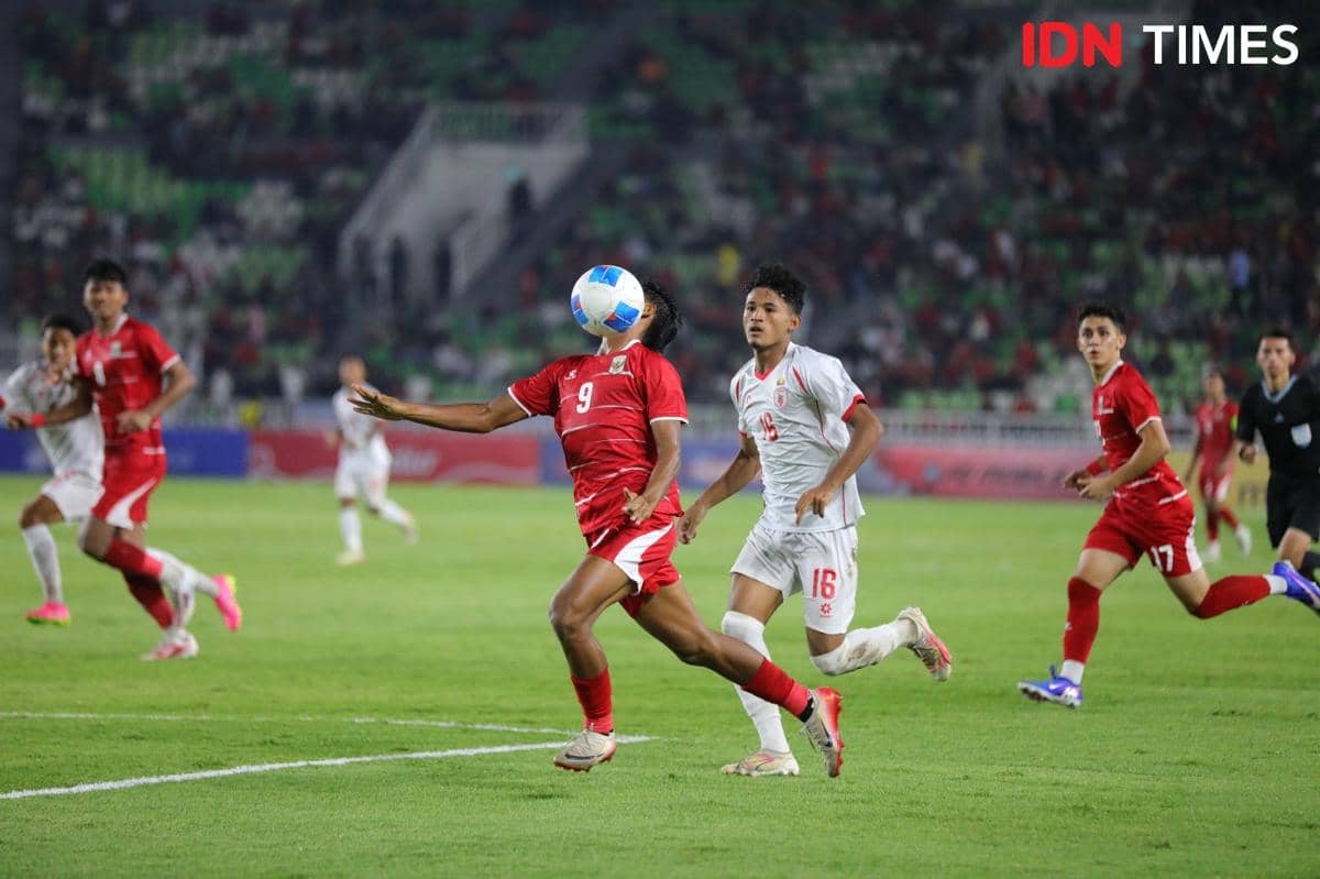 Pemain Timnas U-19 Indonesia mengontrol bola di udara saat melawan Myanmar pada laga Piala AFF U-19 di Stadion Utama Sumut.