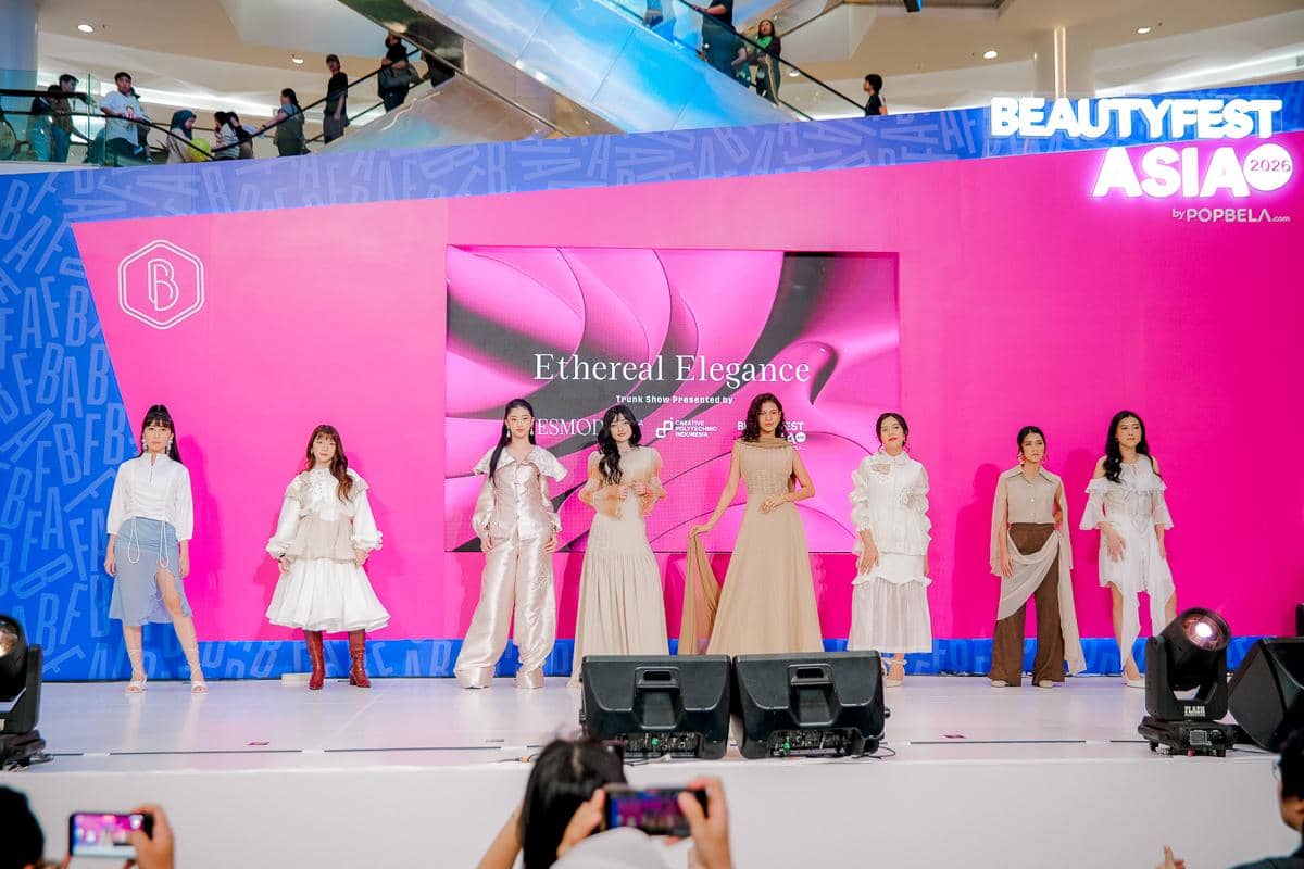 Delapan model berpose di atas panggung mengenakan busana rancangan ESMOD dalam acara BeautyFest Asia 2026 di Jakarta.