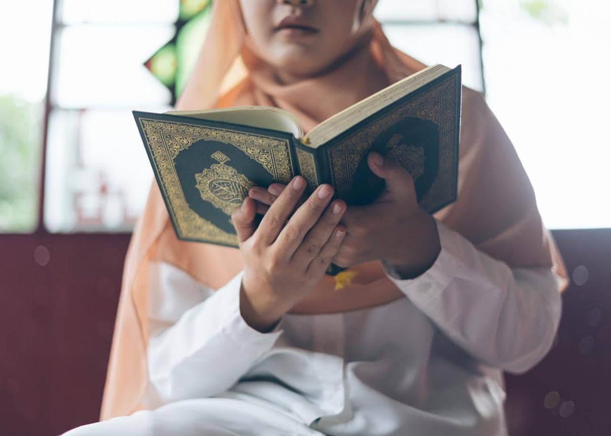 membaca kitab suci