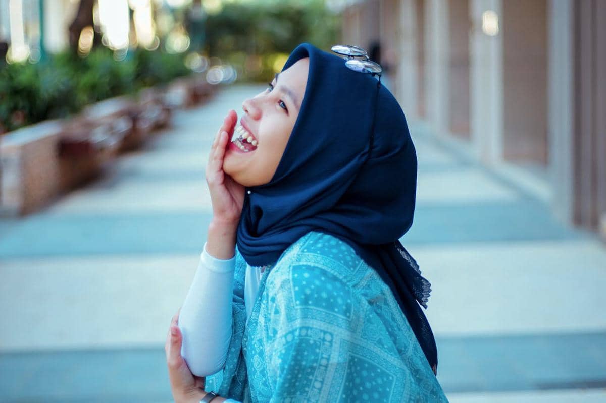 perempuan tertawa