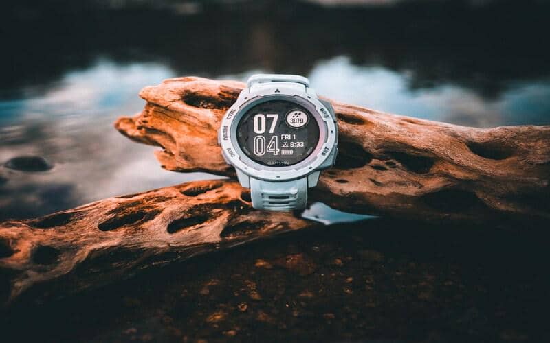 ilustrasi smartwatch GPS untuk aktivitas outdoor