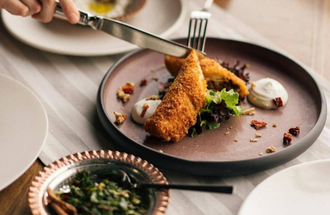 Ilustrasi risoles sebagai camilan gurih yang lezat dan disajikan dalam hidangan makanan ringan sehari-hari.