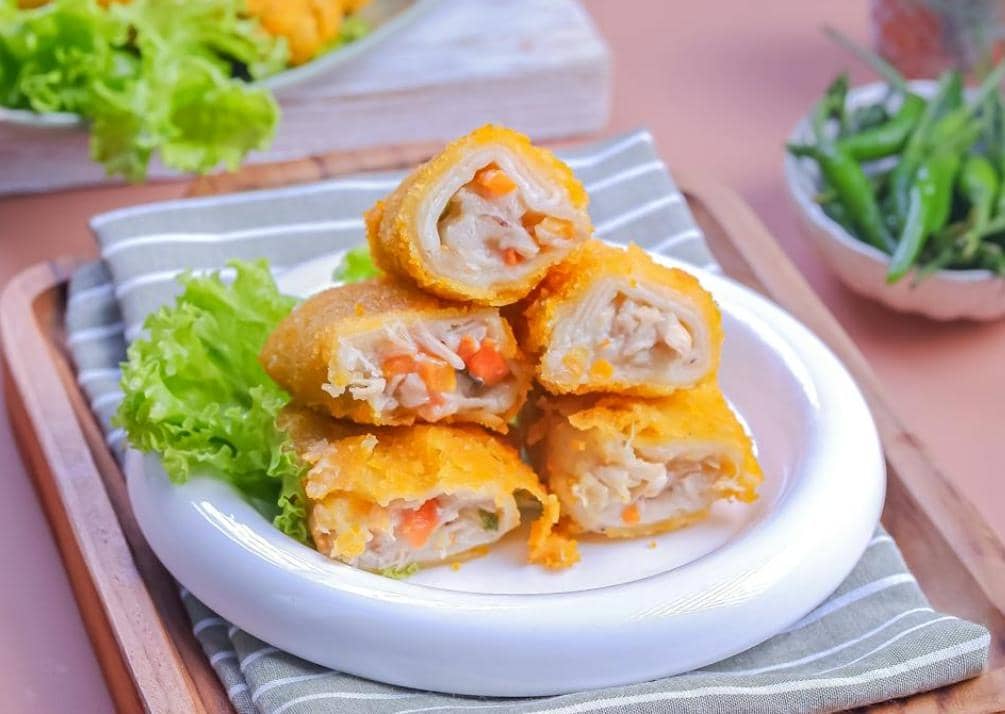 Ilustrasi risoles goreng berwarna keemasan tersaji rapi di atas piring sebagai camilan renyah atau lauk.