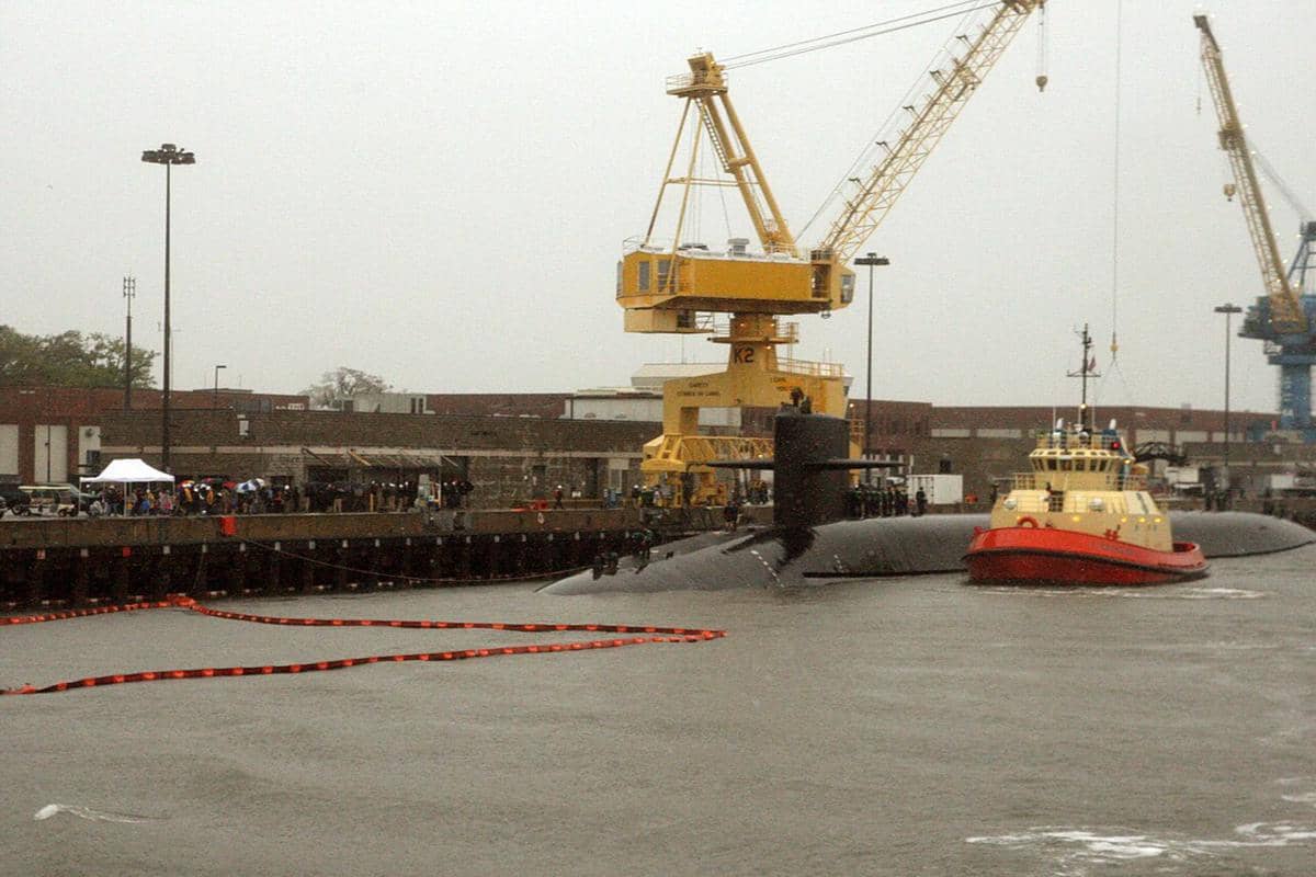 Kapal selam rudal balistik armada USS Alaska (SSBN 732) di Pangkalan Kapal Selam Angkatan Laut Kings Bay, Georgia, setelah melakukan pengisian bahan bakar.