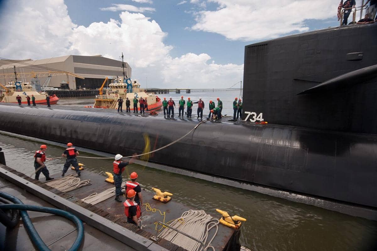 Kapal selam rudal balistik kelas Ohio USS Tennessee (SSBN 734) di Pangkalan Kapal Selam Angkatan Laut Kings Bay, setelah menjalani pengisian bahan bakar dan perbaikan selama 30 bulan di Galangan Kapal Angkatan Laut Norfolk.