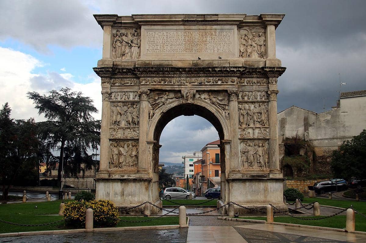 Arco di Traiano, Kota Benevento, Italia