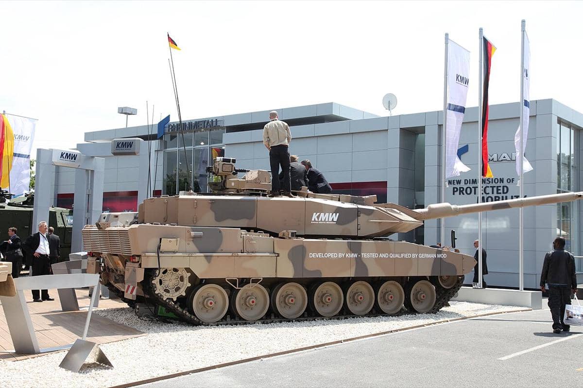 tank yang dipamerkan dalam sebuah pameran senjata