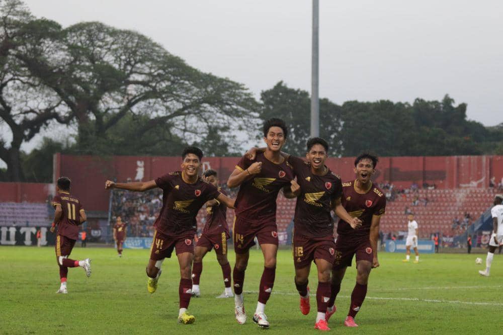Para pemain PSM Makassar merayakan gol Sulthan Zaky.