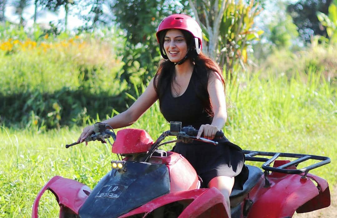 9 Potret Kajal Himalayan Liburan di Bali, Seru Abis!