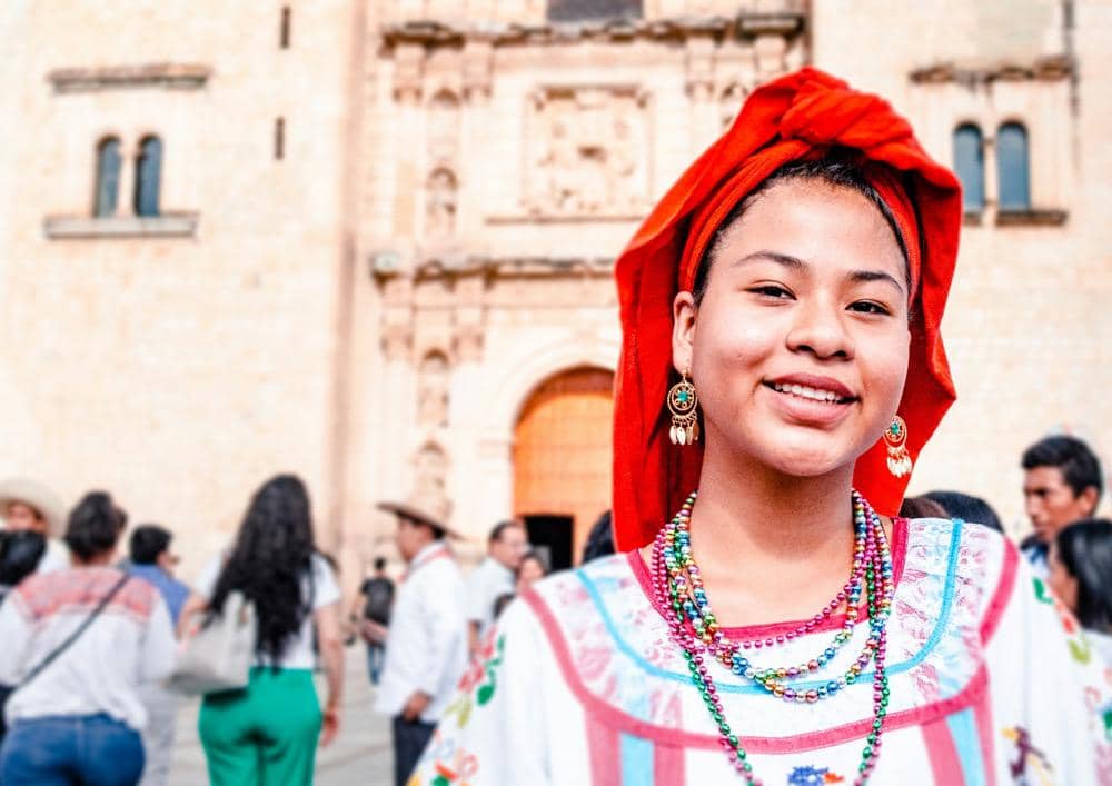 ilustrasi perempuan Meksiko memakai baju tradisional di tempat umum
