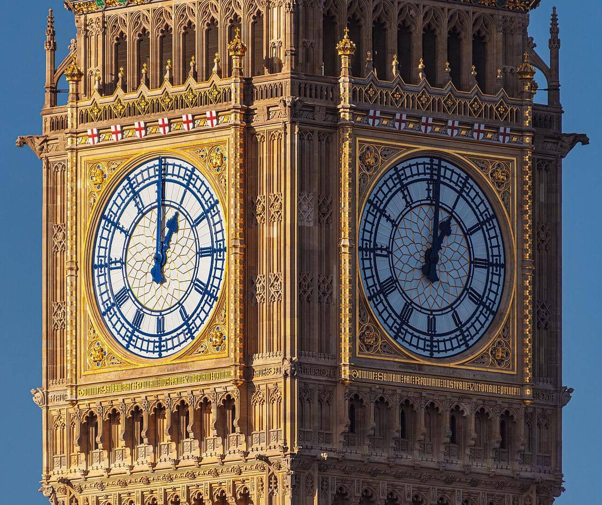 Jam Menara Elizabeth, yang populer dikenal sebagai Big Ben di London.
