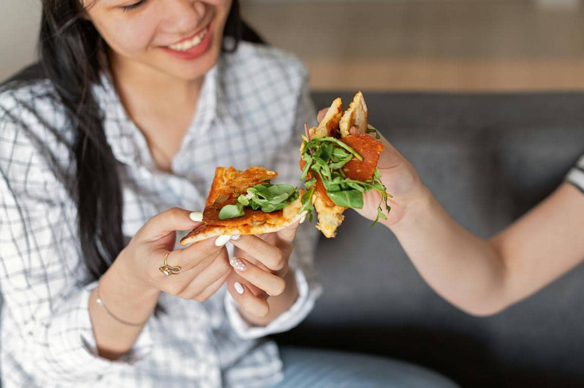ilustrasi makan pizza