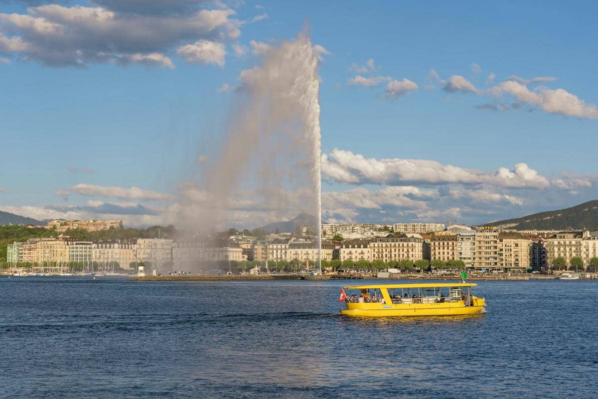 Jet d'Eau, air mancur besar di Jenewa, Swiss, yang terletak di tempat Danau Jenewa bermuara ke Sungai Rhône.