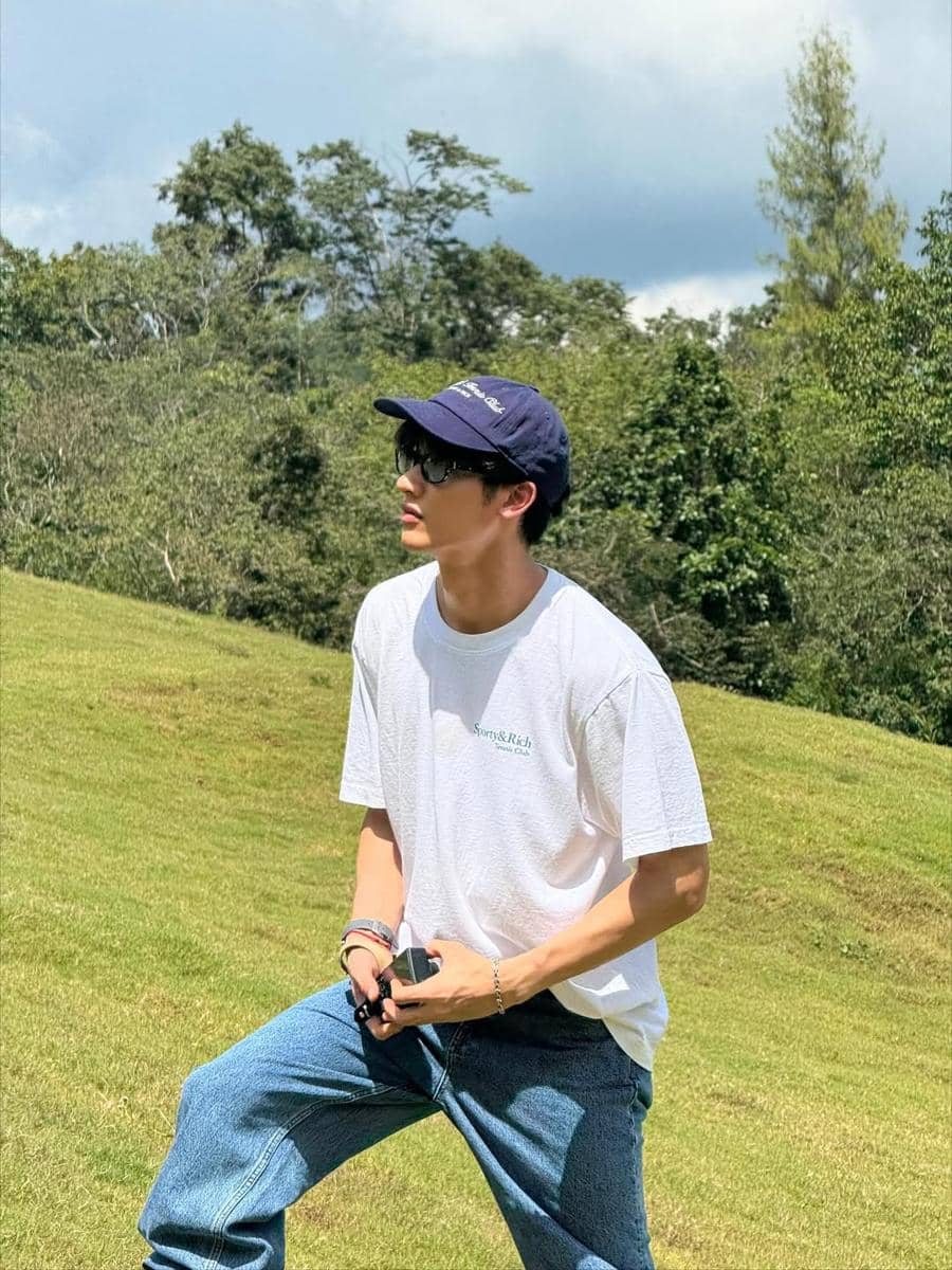 OOTD Liburan Nuansa Tropis ala Tay Tawan