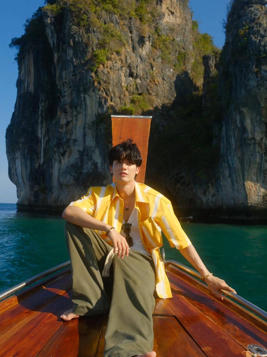 OOTD Liburan Nuansa Tropis ala Tay Tawan