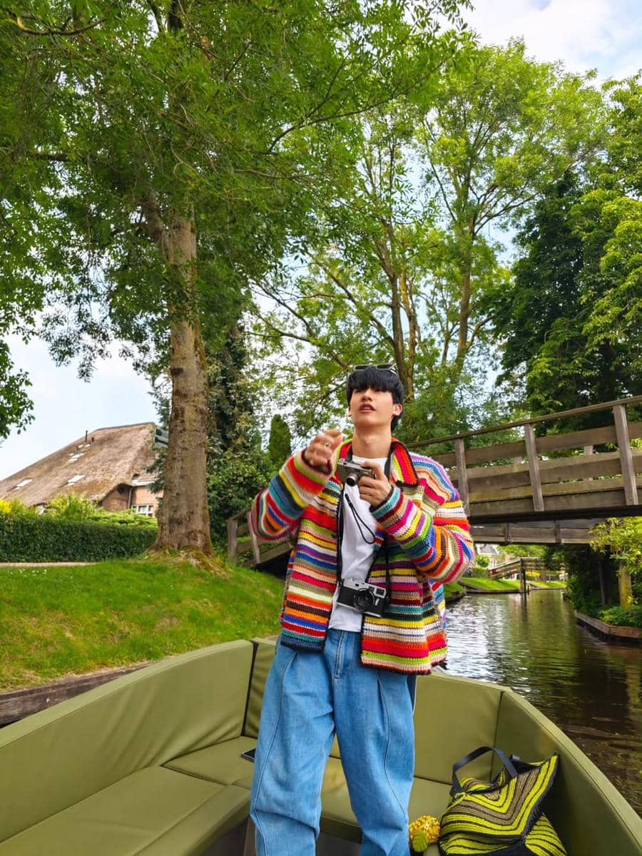 OOTD Liburan Nuansa Tropis ala Tay Tawan