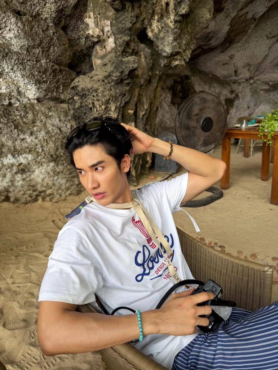 OOTD Liburan Nuansa Tropis ala Tay Tawan