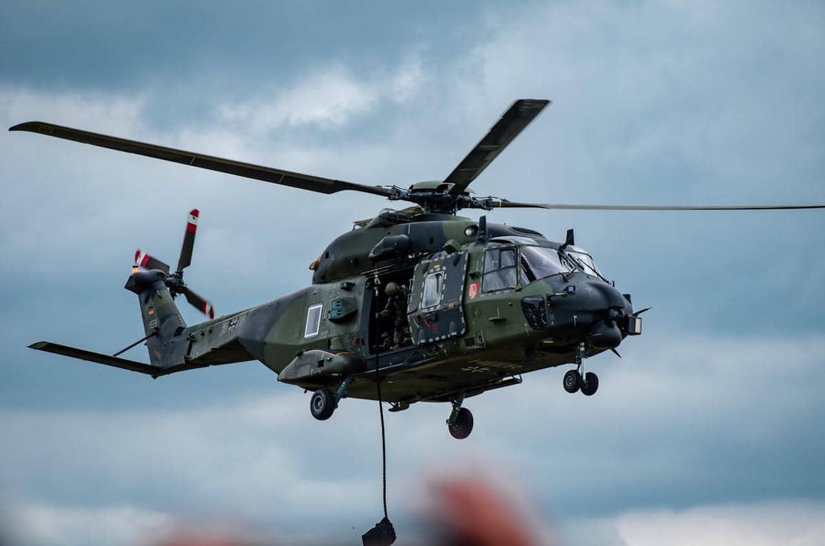 Helikopter militer sedang terbang di udara.