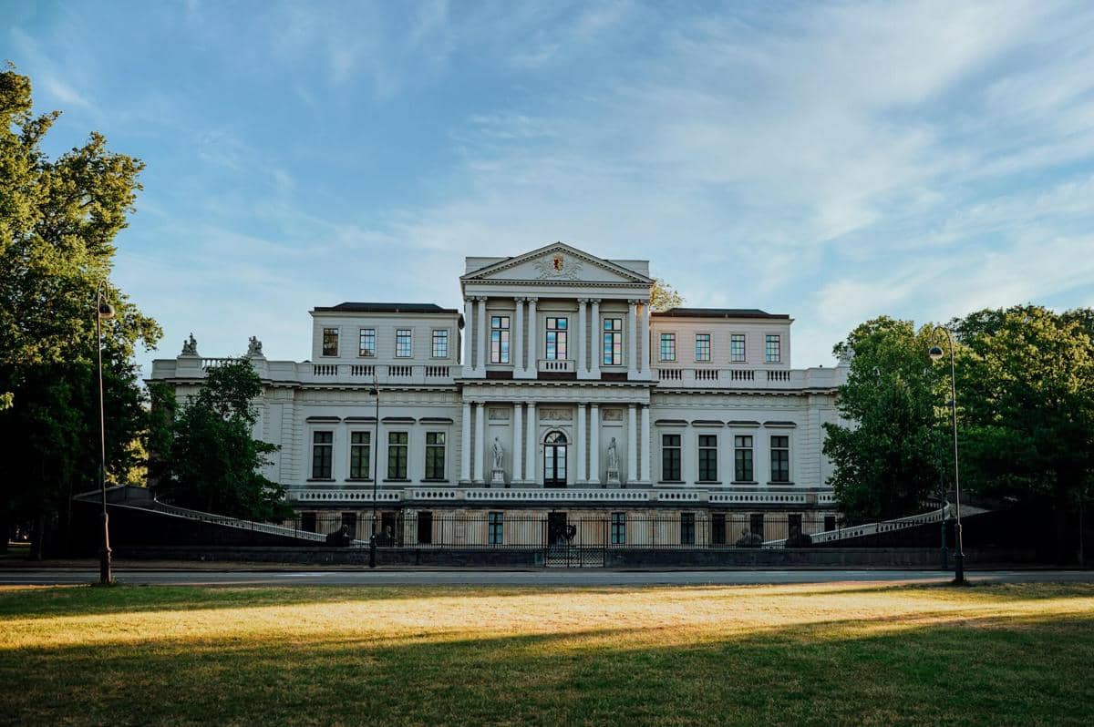 ilustrasi gedung pemerintah Belanda