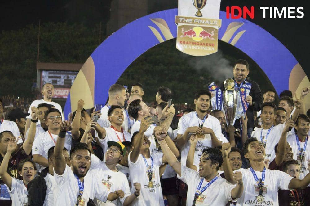 PSM Makassar merayakan gelar juara Piala Indonesia 2018-19 usai leg kedua final yang berlangsung di Stadion Andi Mattalatta Mattoanging, 6 Agustus 2019.