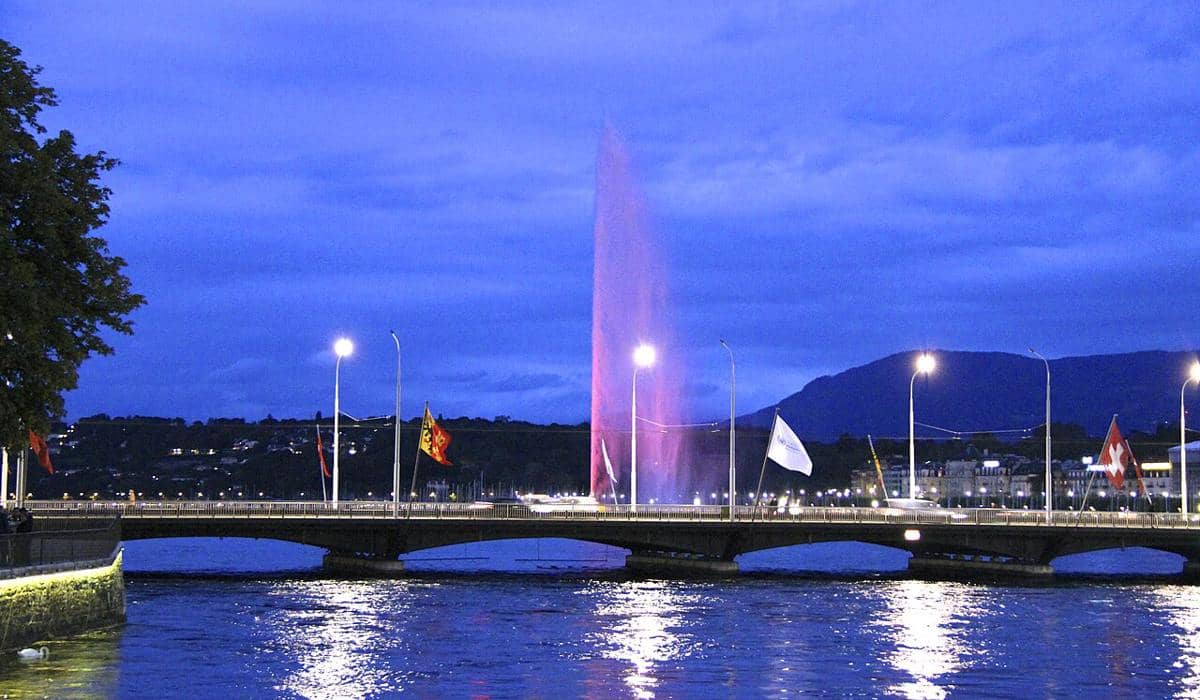 Pemandangan Jet d'Eau pada malam hari.