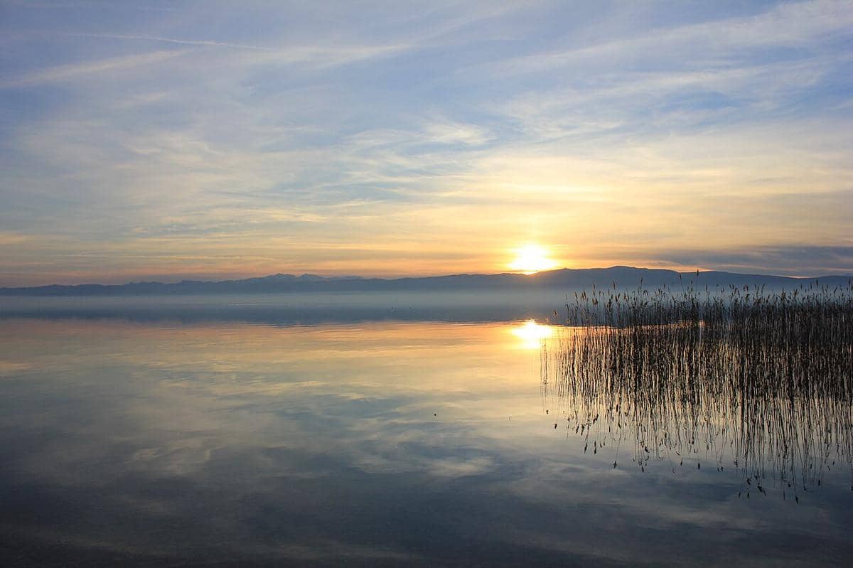 Matahari terbenam di atas Danau Ohrid.