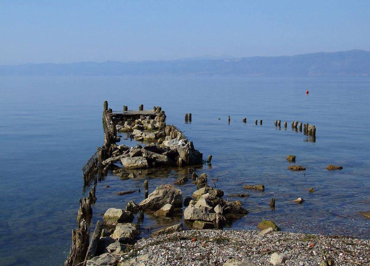 Dermaga kayu yang rusak di Danau Ohrid.