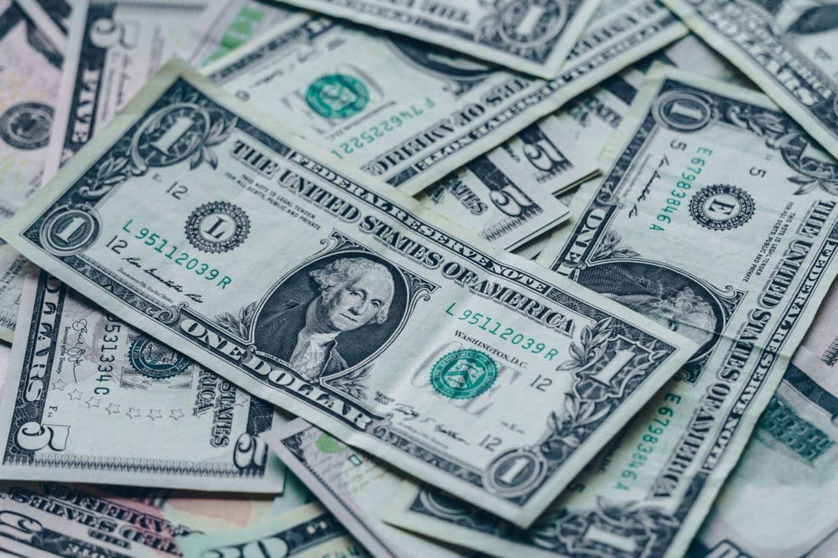 ilustrasi tumpukan uang dolar