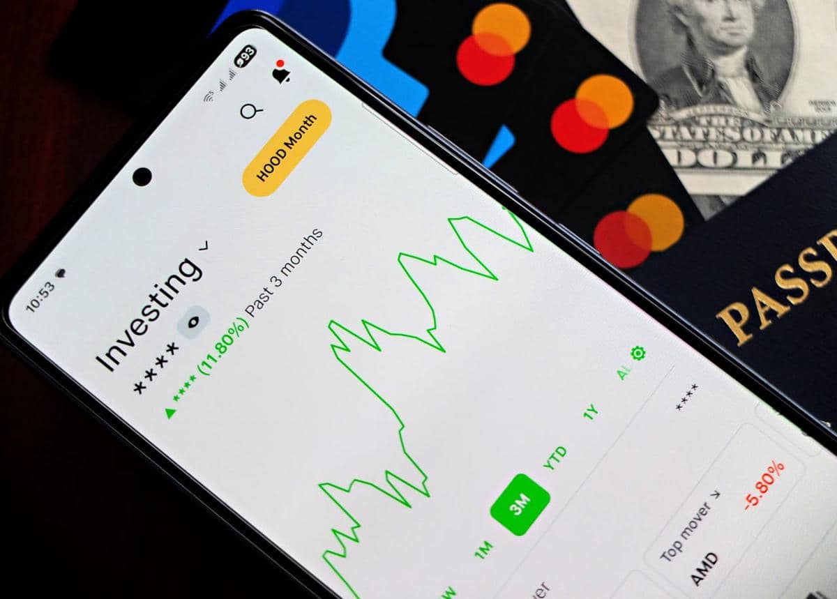 ilustrasi sebuah ponsel menampilkan aplikasi investasi