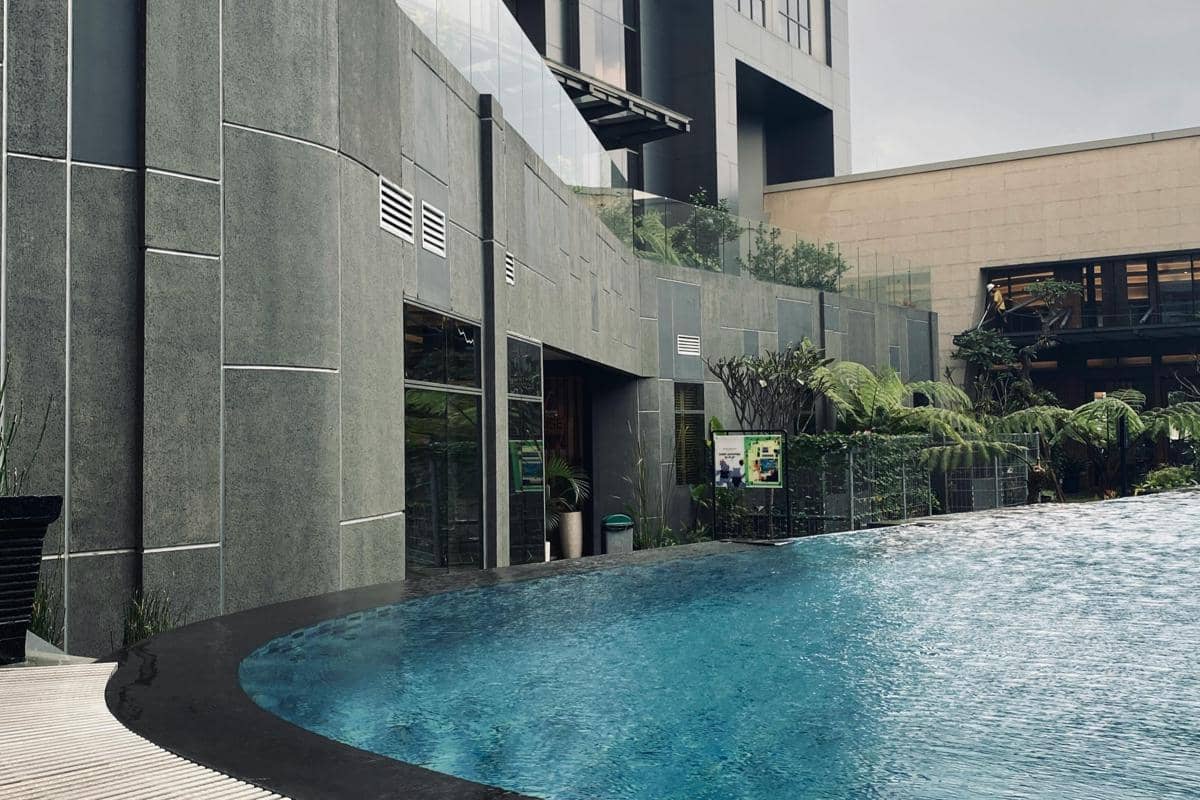 Ilustrasi infinity pool hotel dengan suasana modern di pusat Kota Surabaya. 