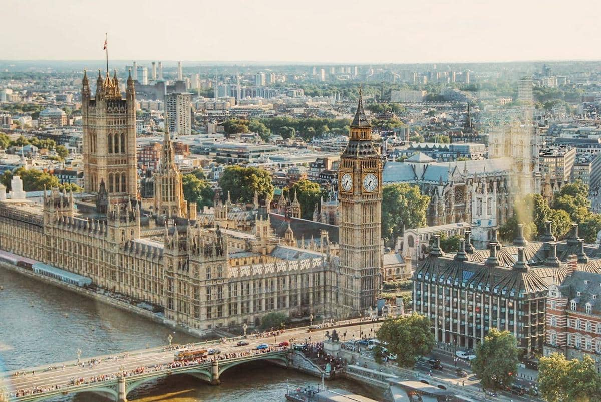 Menara Elizabeth, yang biasa dikenal sebagai Big Ben, dan Istana Westminster di sekitarnya di London, Inggris.